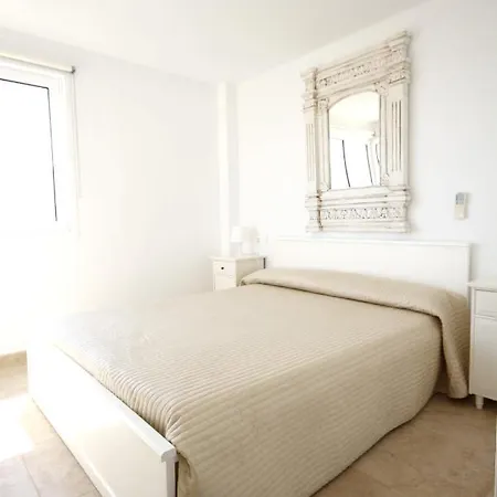 Seaside Jacuzzi Terrace Apartment: Puerto Pollenca Beachfront *