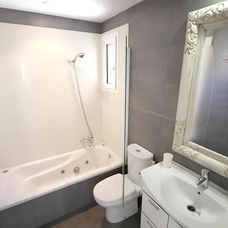 Seaside Jacuzzi Terrace Apartment: Puerto Pollenca Beachfront Apartment