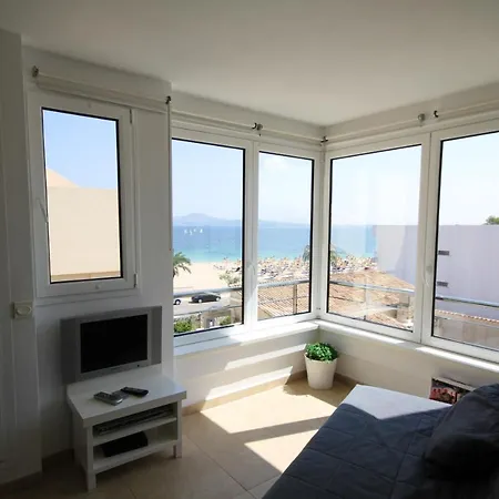 Seaside Jacuzzi Terrace Apartment: Puerto Pollenca Beachfront